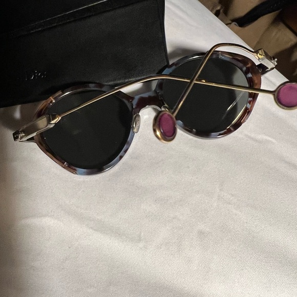 Gold / Lens Color: Blue
Frame Material: Plastic (Acetate)/Metal

Made in Italy - Picture 6 of 7